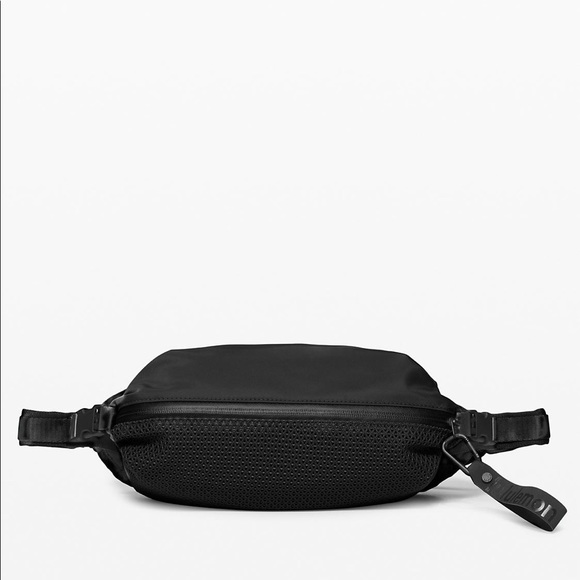 black lululemon fanny pack